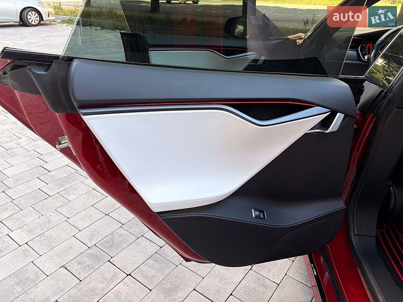 Лифтбек Tesla Model S 2019 в Черновцах
