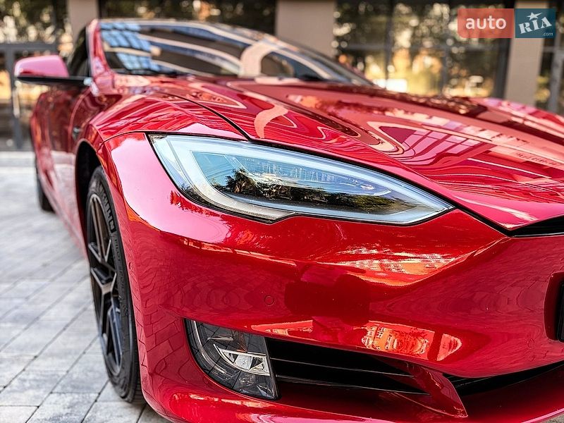 Лифтбек Tesla Model S 2019 в Черновцах