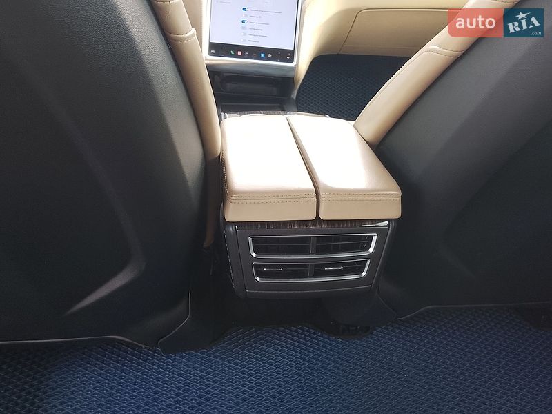 Лифтбек Tesla Model S 2016 в Днепре