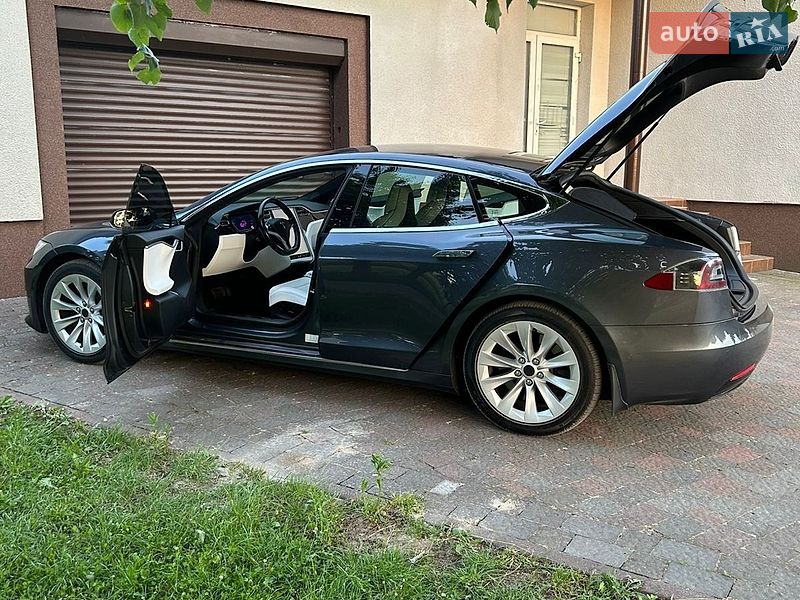 Ліфтбек Tesla Model S 2017 в Львові