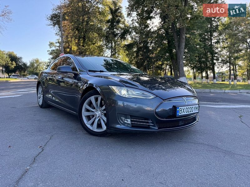Лифтбек Tesla Model S 2015 в Виннице