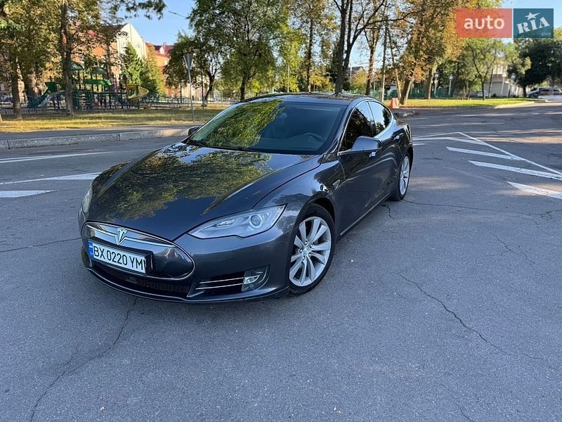 Лифтбек Tesla Model S 2015 в Виннице
