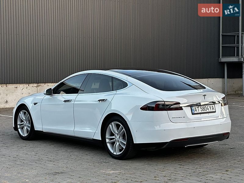 Лифтбек Tesla Model S 2015 в Тернополе