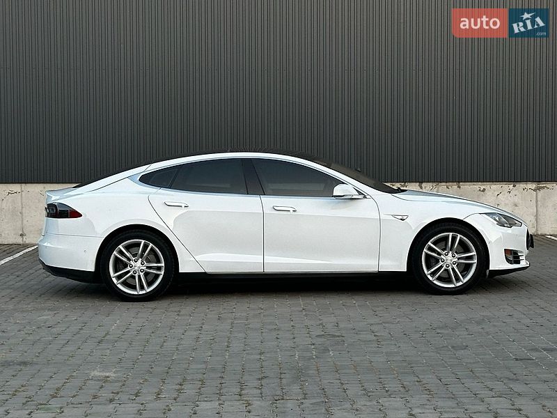 Лифтбек Tesla Model S 2015 в Тернополе