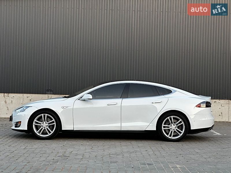 Лифтбек Tesla Model S 2015 в Тернополе