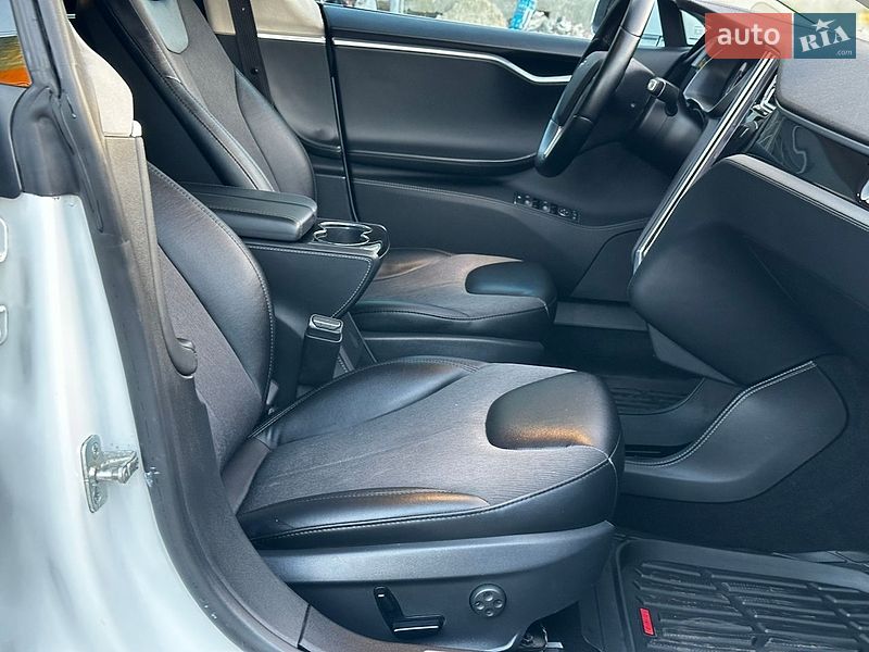 Лифтбек Tesla Model S 2015 в Тернополе