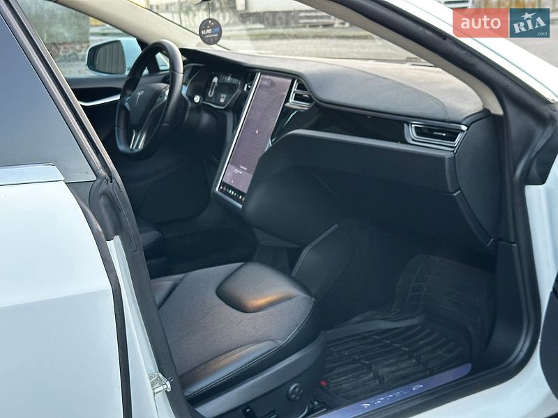 Лифтбек Tesla Model S 2015 в Тернополе