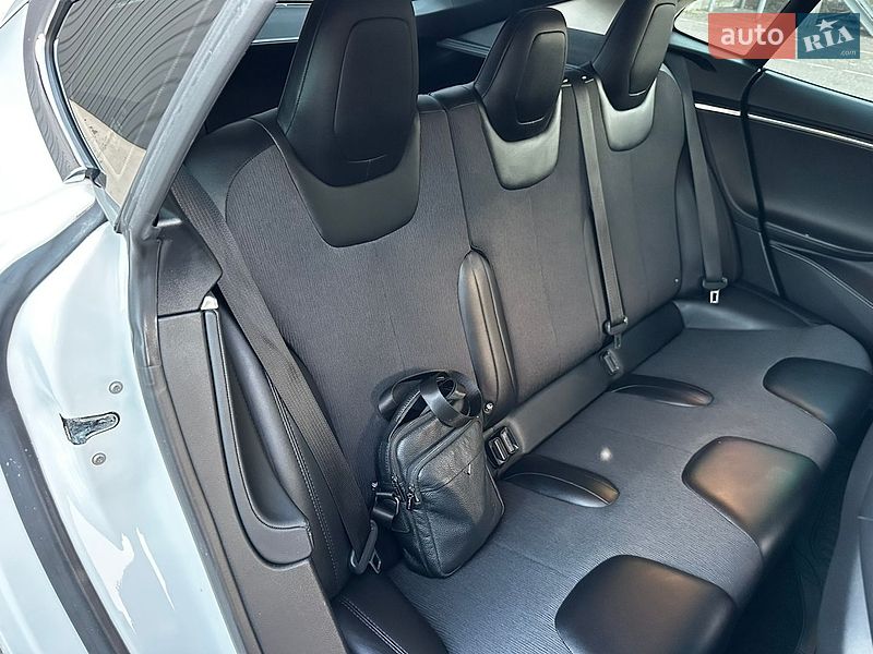 Лифтбек Tesla Model S 2015 в Тернополе