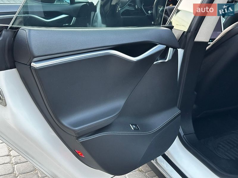 Лифтбек Tesla Model S 2015 в Тернополе