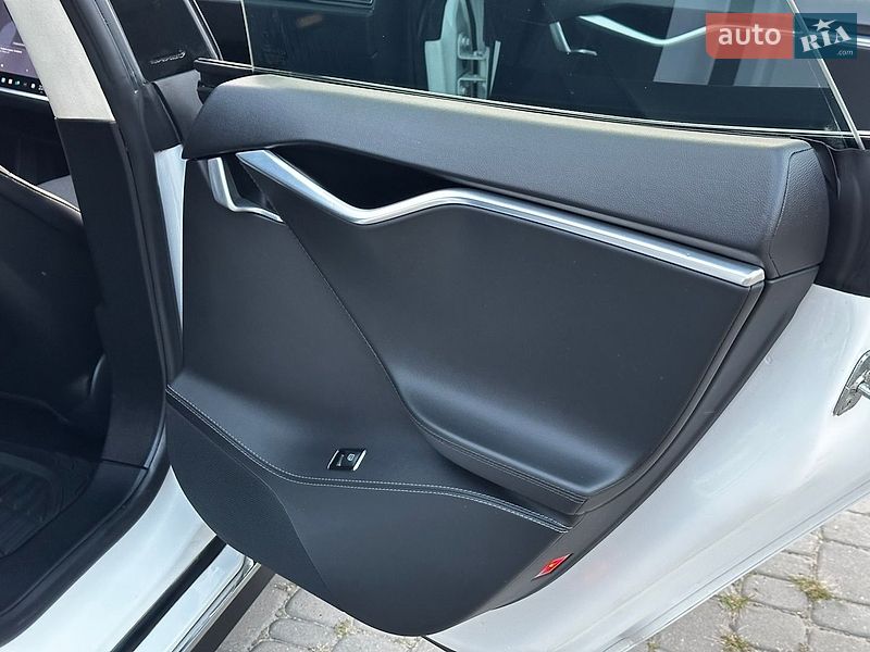 Лифтбек Tesla Model S 2015 в Тернополе
