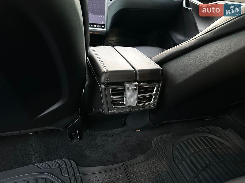 Лифтбек Tesla Model S 2015 в Тернополе