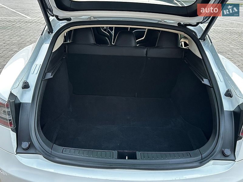 Лифтбек Tesla Model S 2015 в Тернополе