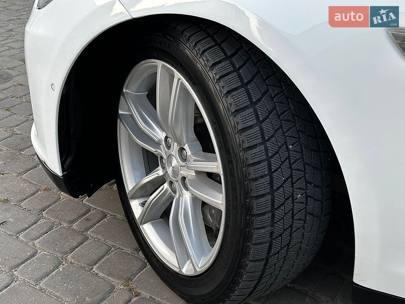 Лифтбек Tesla Model S 2015 в Тернополе