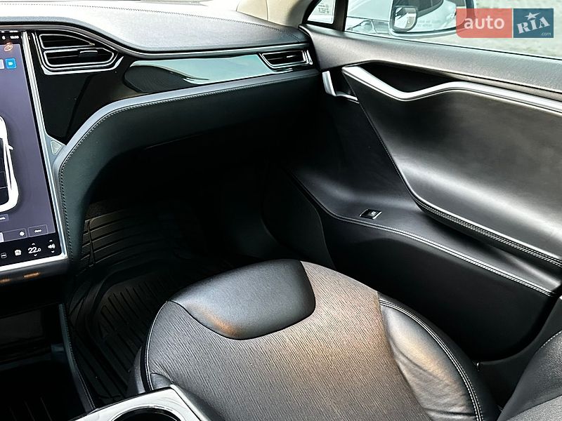 Лифтбек Tesla Model S 2015 в Тернополе