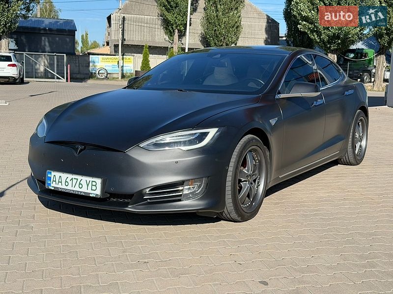 Лифтбек Tesla Model S 2016 в Киеве