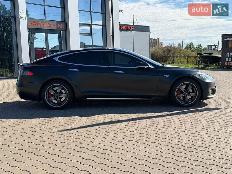 Лифтбек Tesla Model S 2016 в Киеве