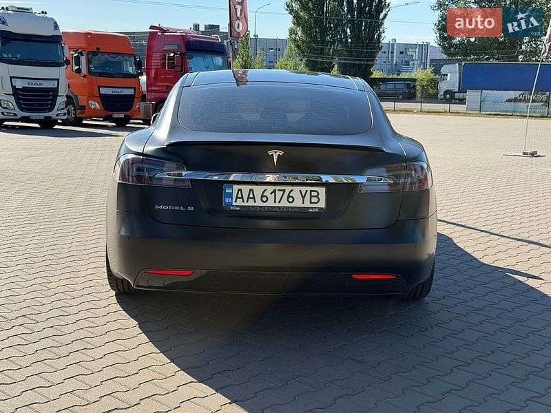 Лифтбек Tesla Model S 2016 в Киеве