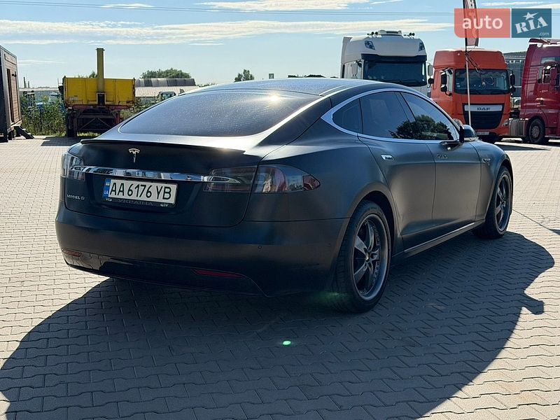Лифтбек Tesla Model S 2016 в Киеве