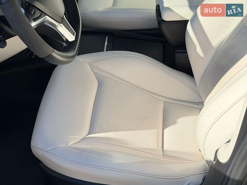 Лифтбек Tesla Model S 2016 в Киеве