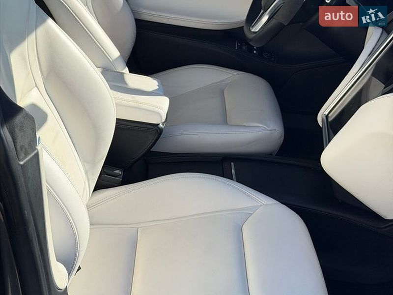 Лифтбек Tesla Model S 2016 в Киеве