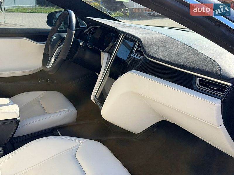 Лифтбек Tesla Model S 2016 в Киеве