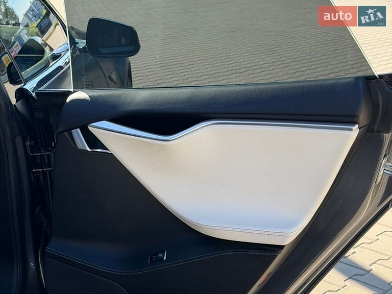 Лифтбек Tesla Model S 2016 в Киеве