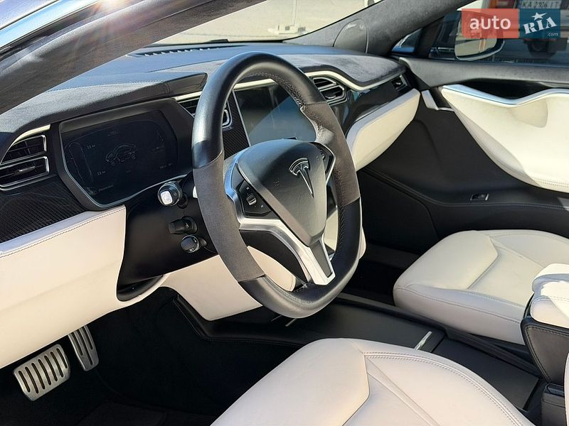 Лифтбек Tesla Model S 2016 в Киеве