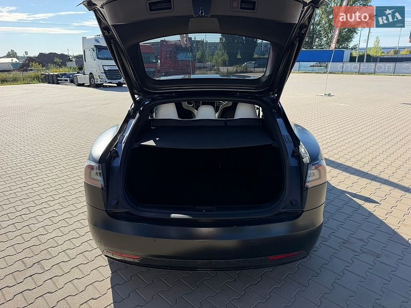 Лифтбек Tesla Model S 2016 в Киеве