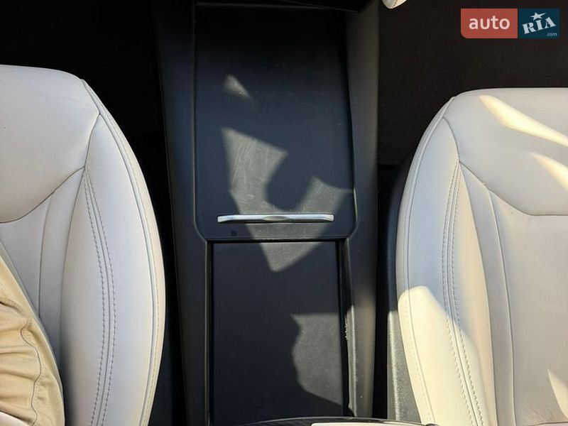 Лифтбек Tesla Model S 2016 в Киеве