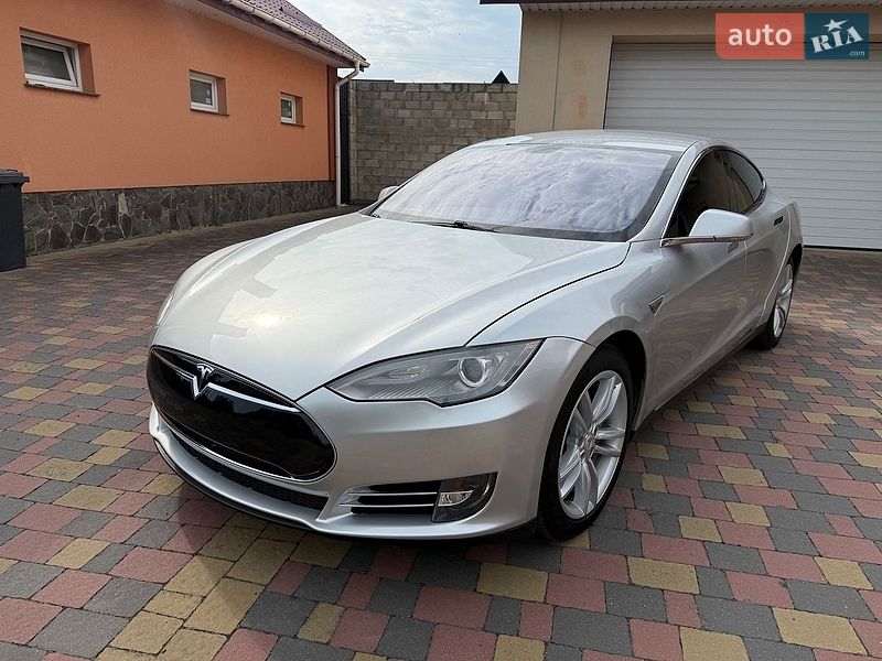 Ліфтбек Tesla Model S 2013 в Дубні