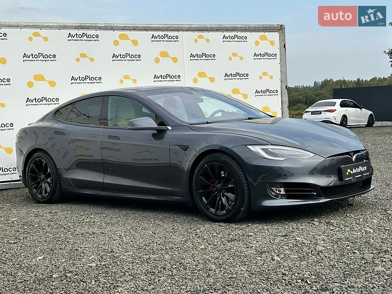 Лифтбек Tesla Model S 2016 в Луцке