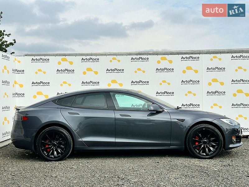 Лифтбек Tesla Model S 2016 в Луцке