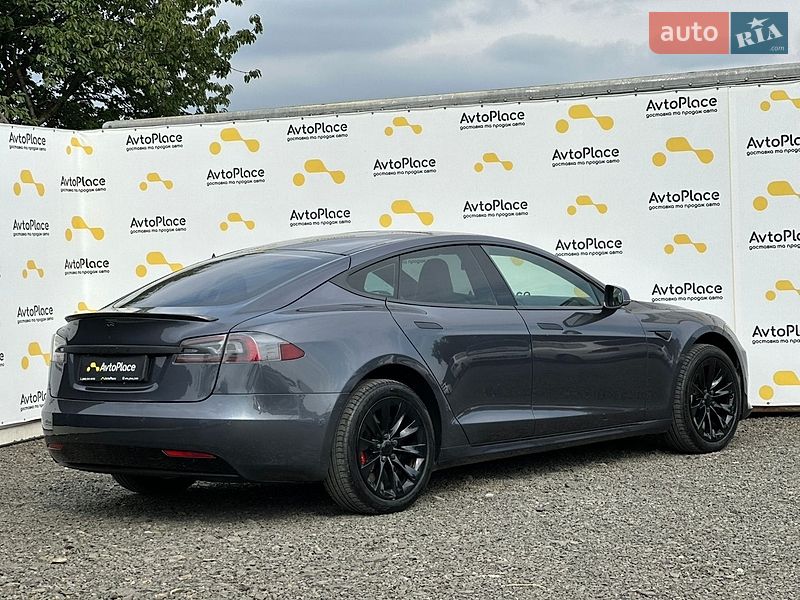 Лифтбек Tesla Model S 2016 в Луцке