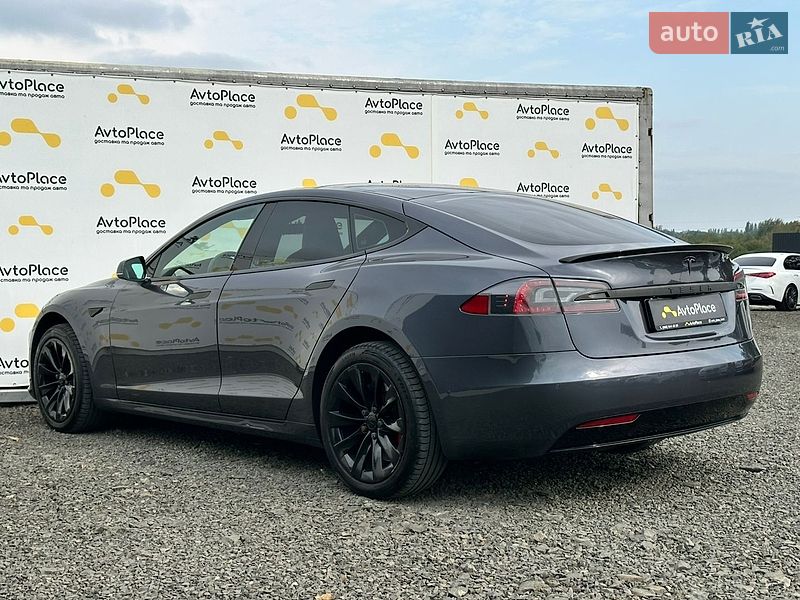 Лифтбек Tesla Model S 2016 в Луцке
