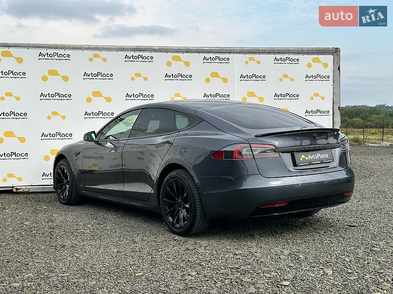 Лифтбек Tesla Model S 2016 в Луцке