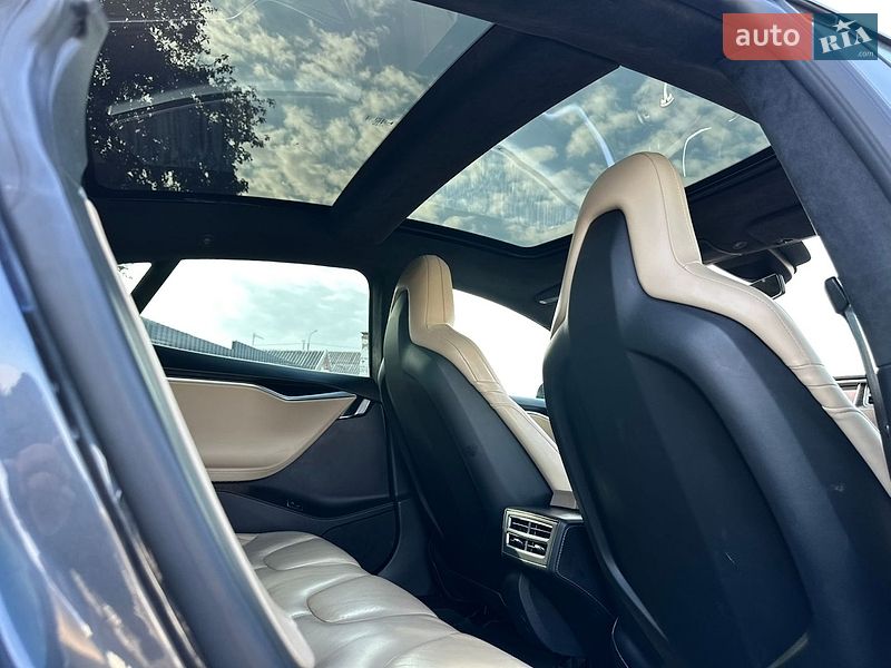 Лифтбек Tesla Model S 2016 в Луцке