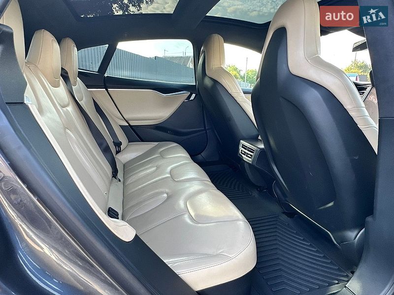 Лифтбек Tesla Model S 2016 в Луцке