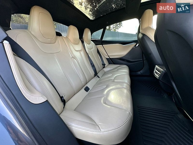 Лифтбек Tesla Model S 2016 в Луцке
