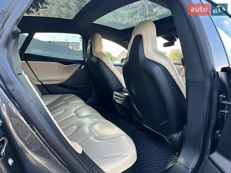 Лифтбек Tesla Model S 2016 в Луцке