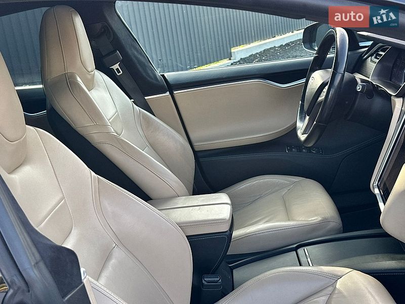 Лифтбек Tesla Model S 2016 в Луцке
