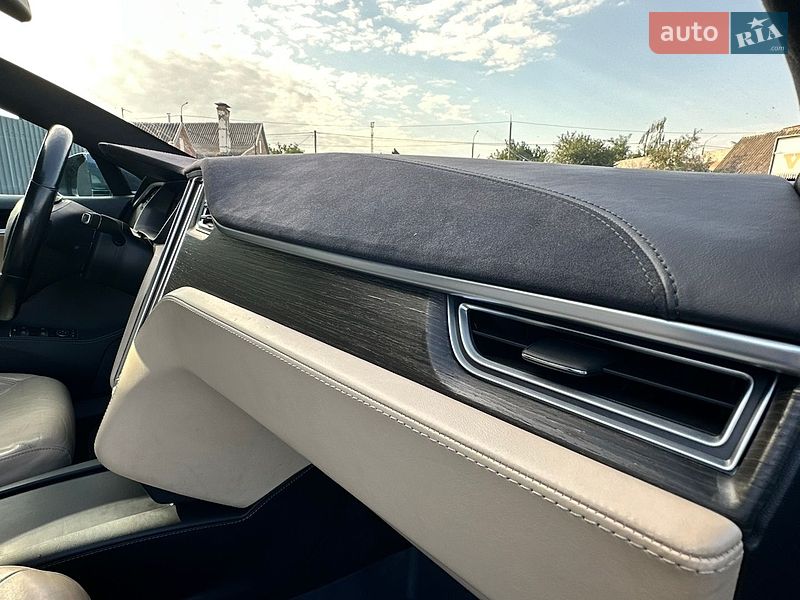 Лифтбек Tesla Model S 2016 в Луцке