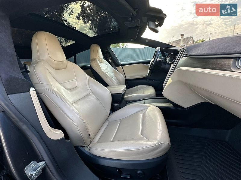 Лифтбек Tesla Model S 2016 в Луцке