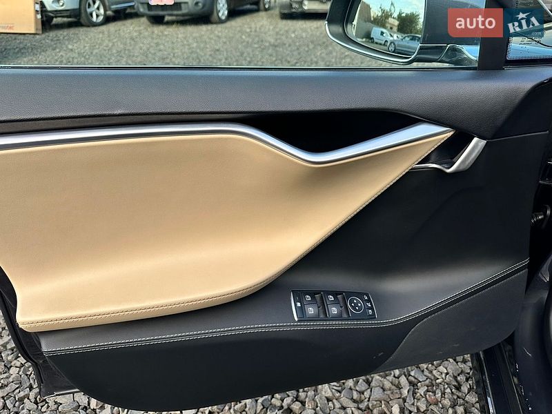 Лифтбек Tesla Model S 2016 в Луцке