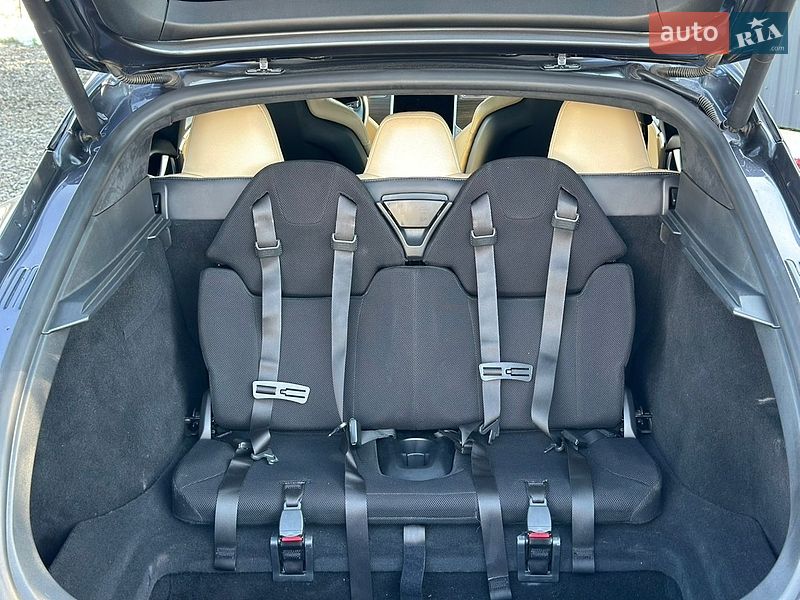 Лифтбек Tesla Model S 2016 в Луцке