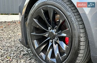 Лифтбек Tesla Model S 2016 в Луцке