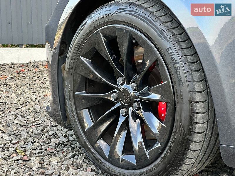 Лифтбек Tesla Model S 2016 в Луцке