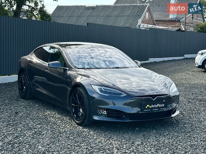 Лифтбек Tesla Model S 2016 в Луцке