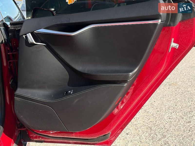 Лифтбек Tesla Model S 2018 в Львове