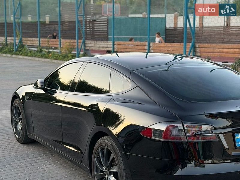 Лифтбек Tesla Model S 2017 в Луцке