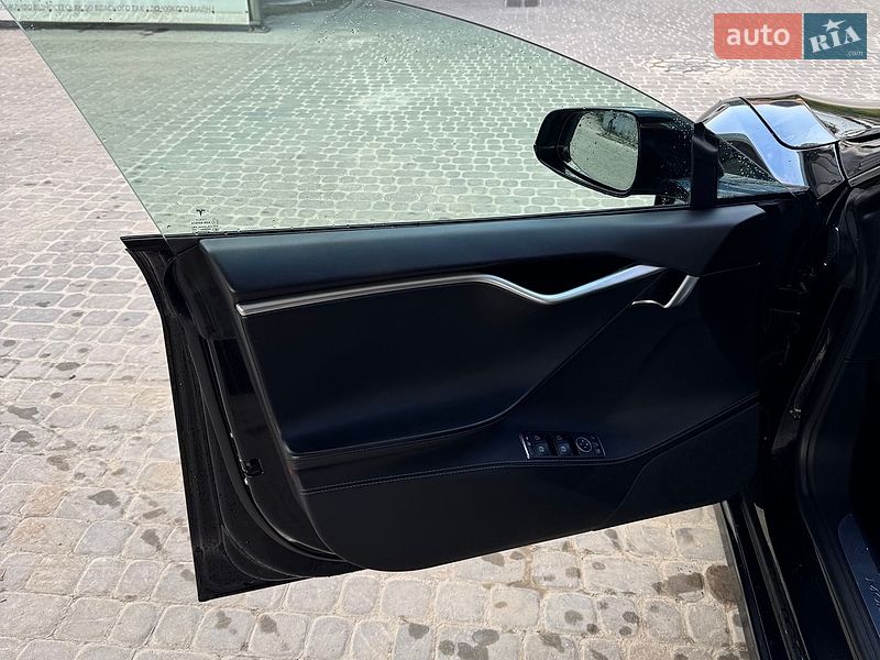 Ліфтбек Tesla Model S 2017 в Івано-Франківську
